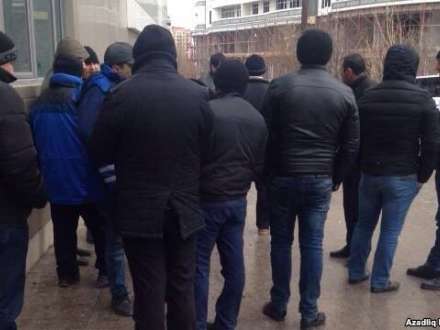 İki ildir maaş ala bilməyənlər Bakıya toplaşıblafr