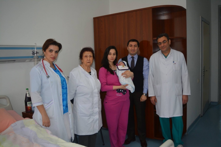 Azərbaycanda ana bətnindəki körpə böyrəyindən əməliyyat olunub
