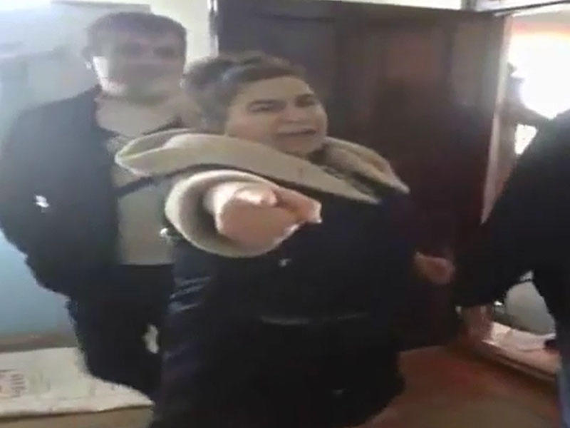 Azərbaycanda qadın direktor kişi müəllimi şillələdi- VİDEO