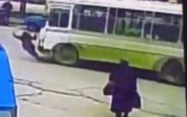 Üstündən avtobus keçən qız sağ qaldı – VİDEO