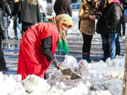 Azərbaycan pensiyaçıları yol süpürür, xaricilər isə dünya turuna çıxır…