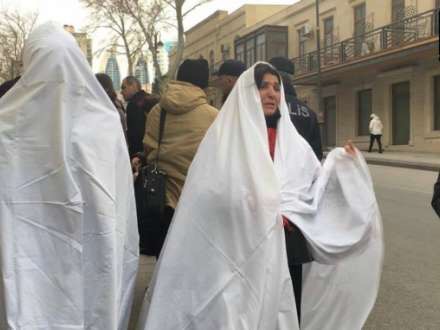 Bakıda kəfənli aksiya