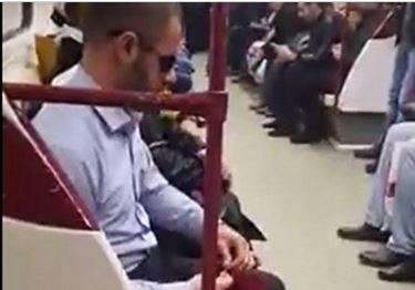 Gözdən əlil kişi metroda papaq toxuyur – VİDEO