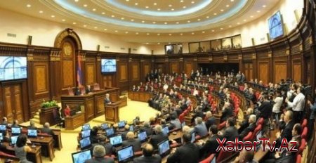 Erməni parlamentində öpüşmə qalmaqalı – Video