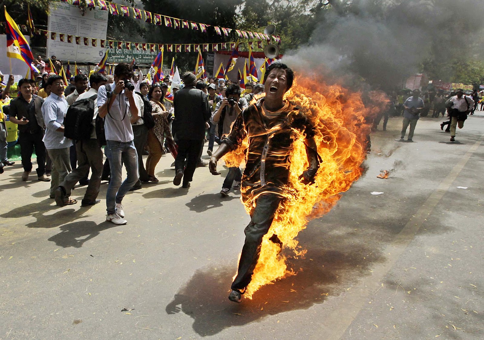 Çində 144 tibetli özünü yandırıb