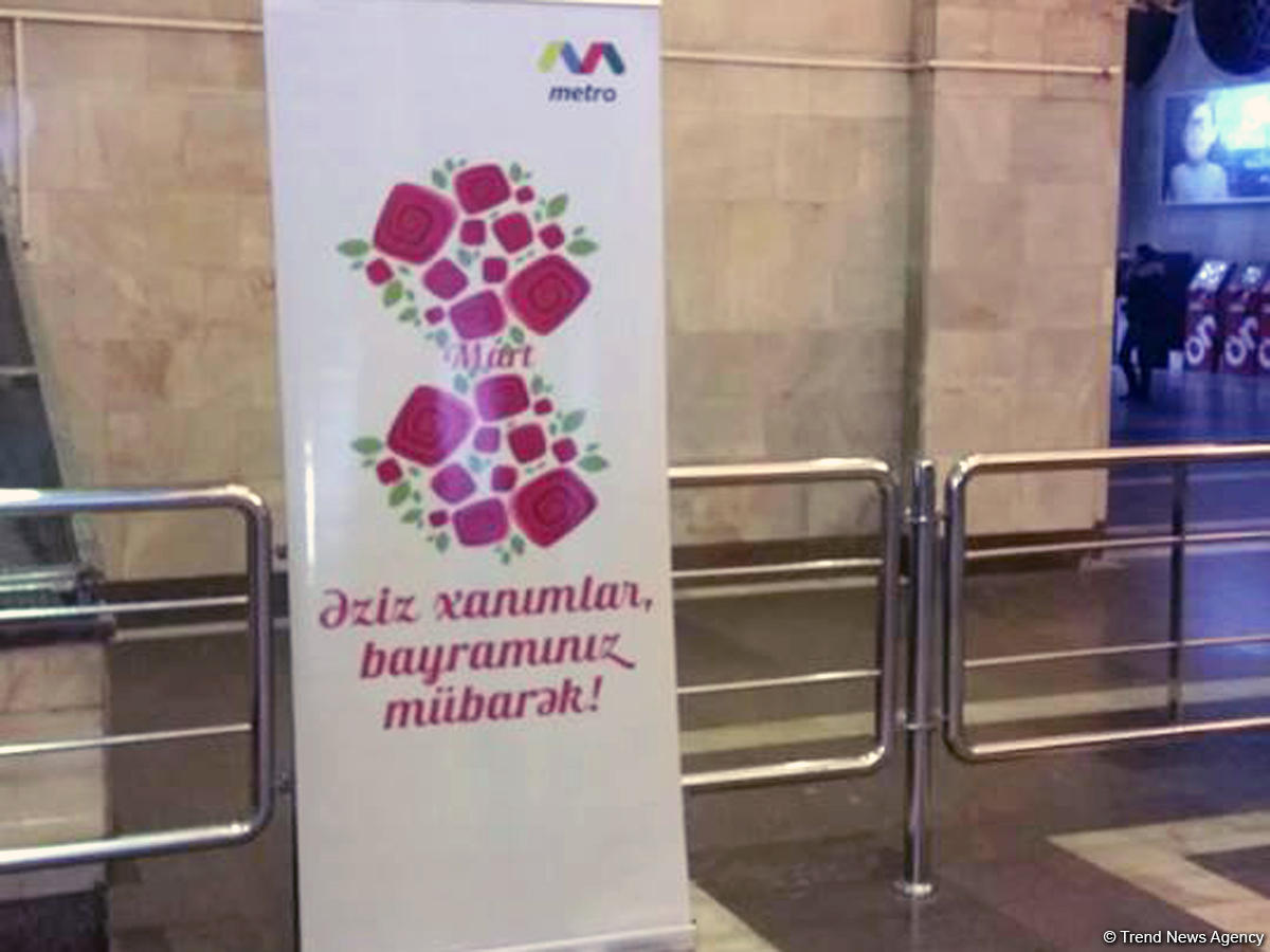 Metro stansiyalarında 8 martla bağlı təbrik lövhələri asılıb -FOTO