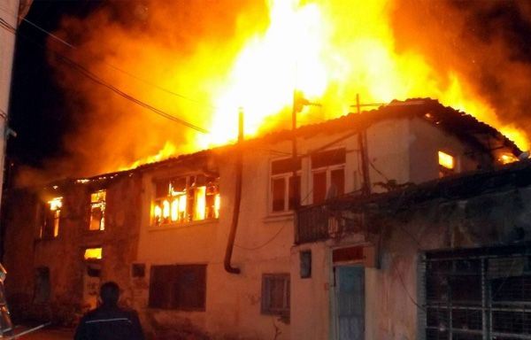 Qubada 9 otaqlı ev yandı