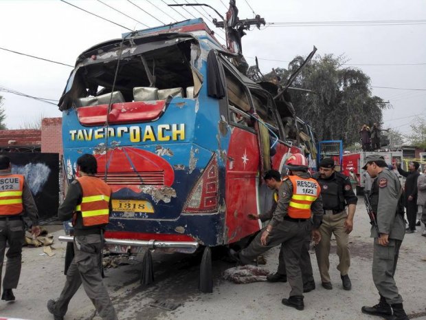 Pakistanda avtobus partladıldı: 15 nəfər öldü
