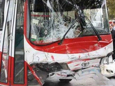 Bakıda sərnişin avtobusu qəzaya uğradı: sürücü öldü