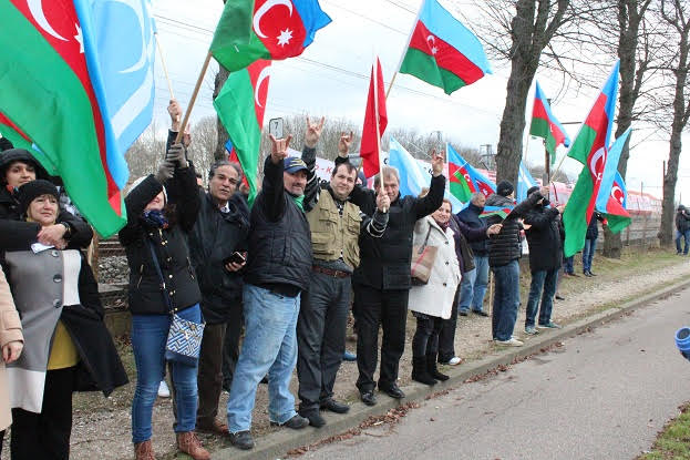 Kopenhagendə Ermənistan səfirliyi qarşısında etiraz aksiyası keçirilib (FOTO)