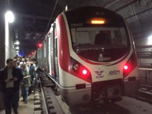 İstanbulda qatar relsdən çıxdı: “Marmaray”da hərəkət dayandı