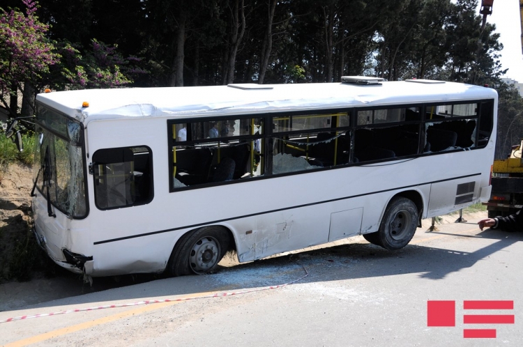 Sumqayıtda sərnişin avtobusu yük maşını ilə toqquşub, xəsarət alanlar var