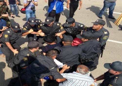 Bakıda polis Qarabağ əlilini döydü