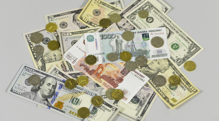 Dünya bazarında ucuzlaşan dollar Azərbaycanda bahalaşır