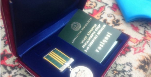 Şəhid hərbçinin medalı anasına təqdim olundu
