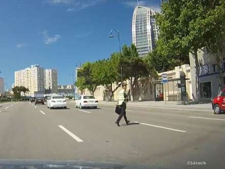 Yolu qanunsuz yerdən keçən yol polisi – VİDEO