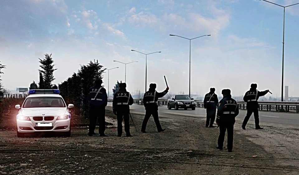 Bakıda yol polisi sürücünü dəli etdi – FOTO