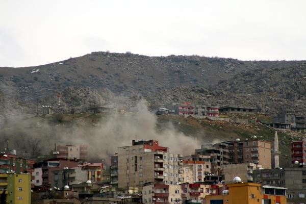 Türkiyədə terrorçular polis və jandarm binalarına basqın etdi