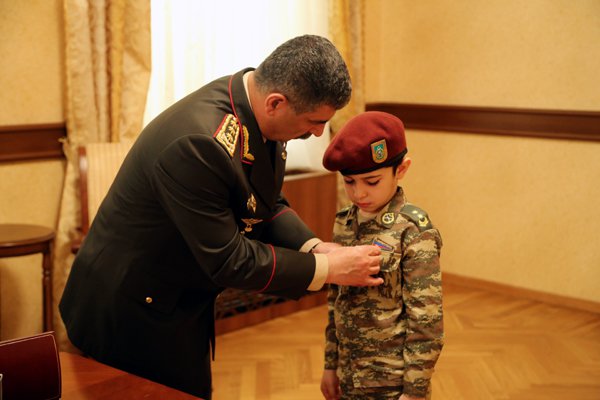 Milli Qəhrəmanın oğluna “Qızıl ulduz” medalı təqdim olundu