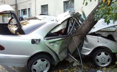 Maşın yoldan çıxaraq ağaca çırpıldı