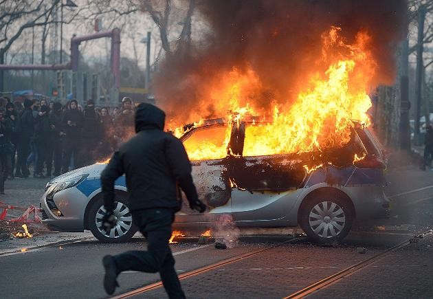 Bakıda yandırılan polisin yaxınları danışdı