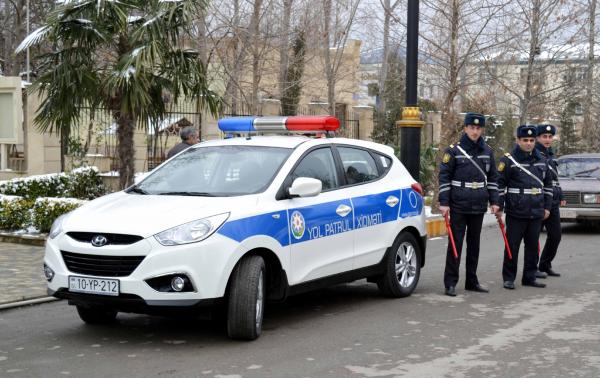 Azərbaycanda sürücü iki polisi yaraladı