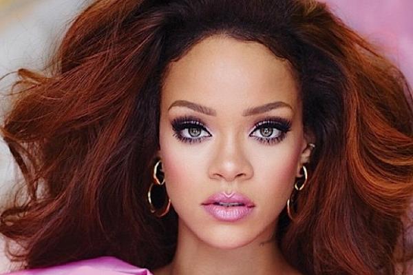 Məşhur müğənni Rihanna atasına böyük sürpriz edib.