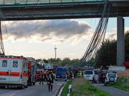 Almaniyada körpü uçdu: ölənlər var
