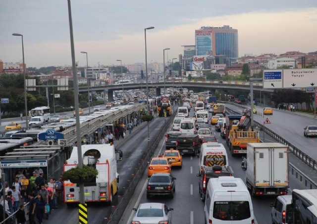 İstanbulda metrobus 5 metr hündürlükdən aşıb