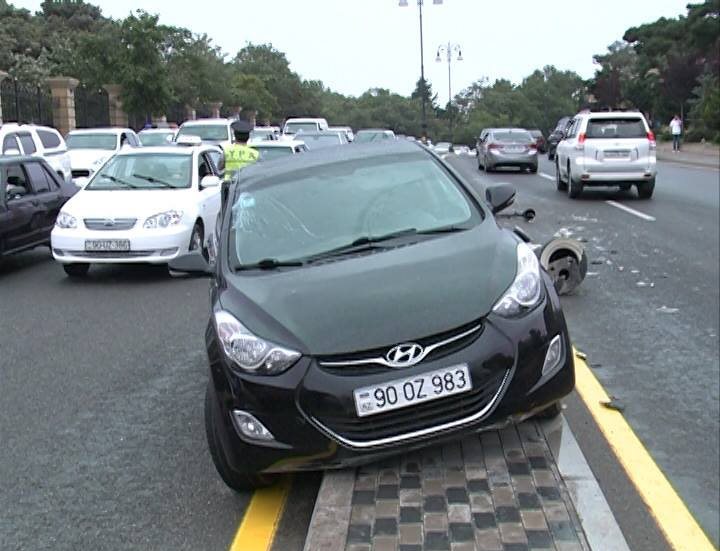 Bakıda yol qəzası: maşın dirəyi aşırdı