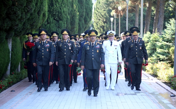 MN-i Fəxri xiyabanı və Şəhidlər xiyabanını ziyarət edib – FOTO