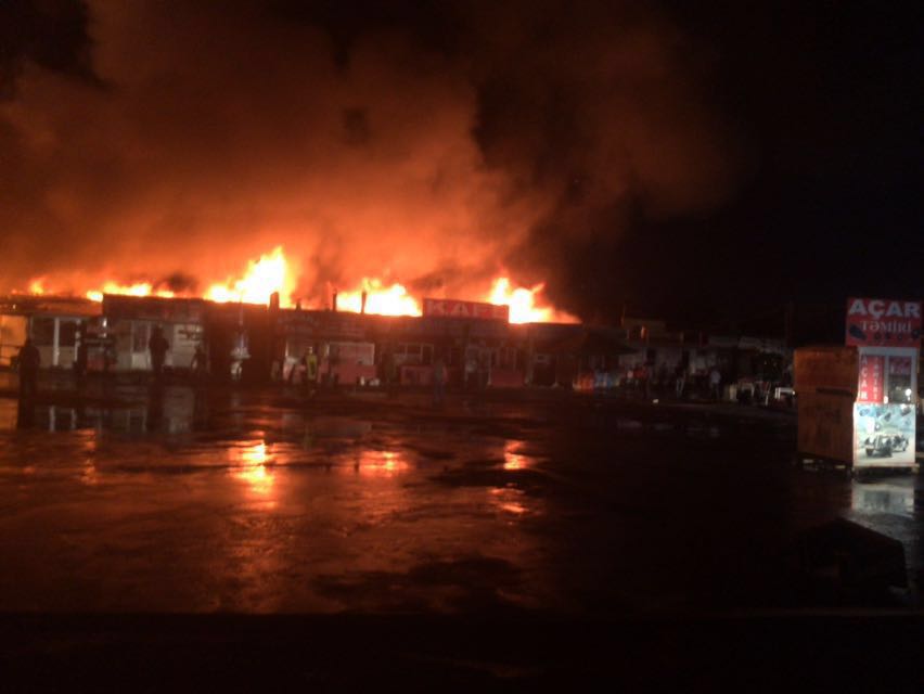 Maşın bazarında 60-dan artıq mağaza tamamilə yanıb