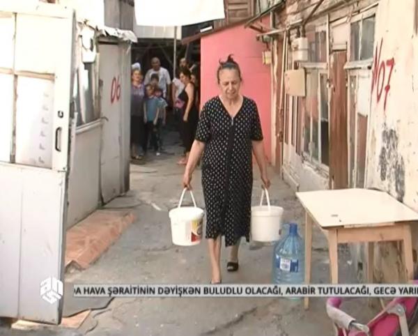 Yasamal rayonunda evlərindən zorla köçürülən sakinlər etiraz edir