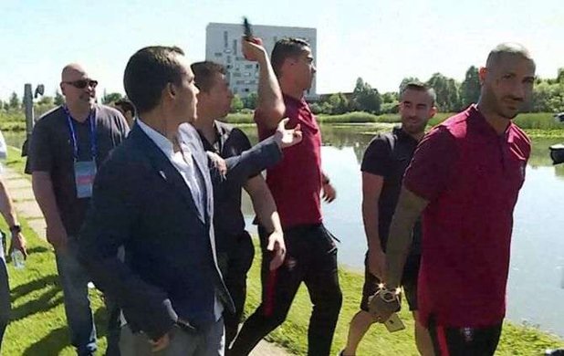 Ronaldonun suya atdığı mikrofon hərraca çıxarılır
