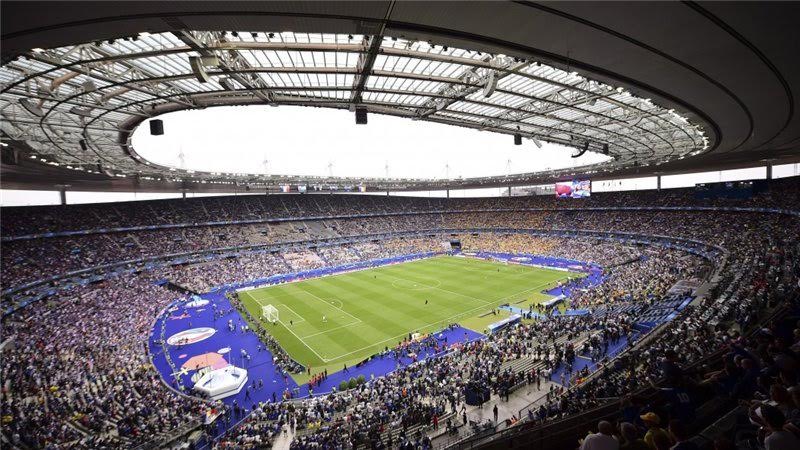 Fransada stadion yaxınlığında şübhəli avtomobil partladıldı