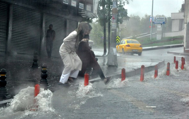 İstanbulda sel – Metro suyun altında qaldı