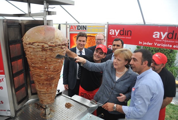 Merkel dönər kəsdi