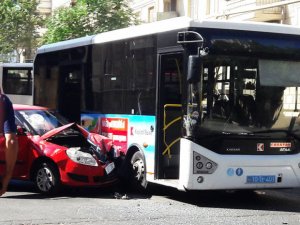 Bakıda qadın sürücü maşını sərnişin avtobusuna çırpdı