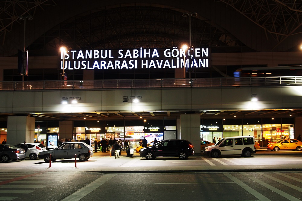 İstanbulda hava limanında atışma baş verib