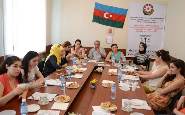 “Ailə məktəbi” kursu təlimlərə başladı