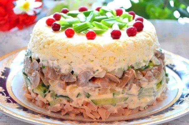 Göbələkli toyuq salatı