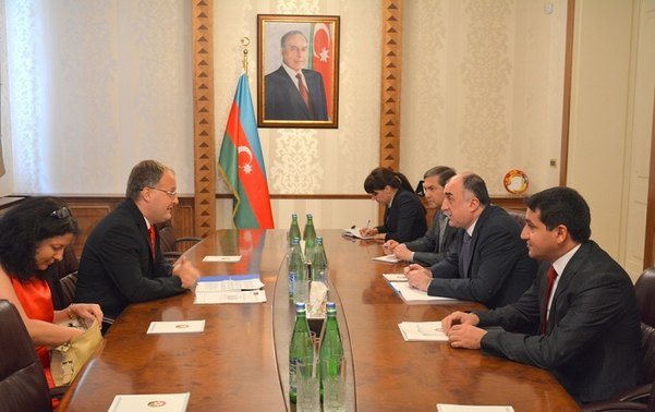 Məmmədyarov Moldova səfiri ilə görüşdü