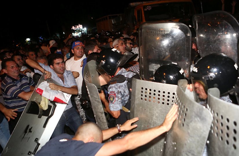İrəvanda etirazçılarla polis arasında toqquşma