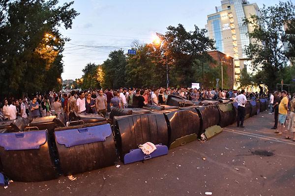 İrəvanda qanlı gecə- Jurnalistin burnu sındırıldı-VİDEO