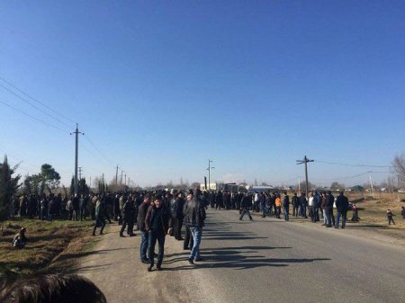 Ağdamda sakinlər yolu bağladı-VİDEOLAR