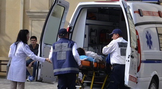 Polis əməkdaşını maşın vurdu