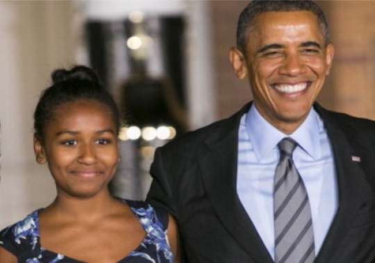 Obamanın qızı ofisiant işləyir