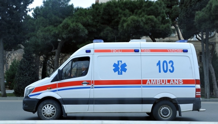Gəncədə avtomobil aşıb, dörd nəfər xəsarət alıb