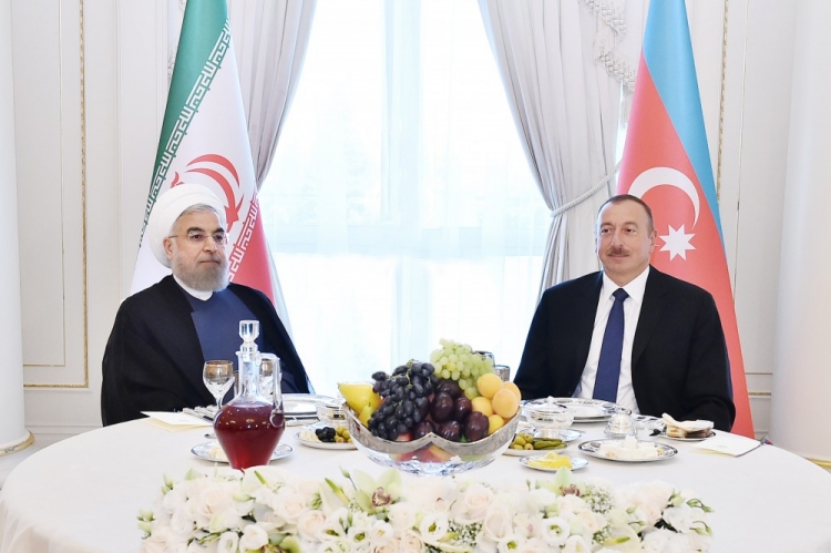 İran prezidentinin şərəfinə ziyafət verilib