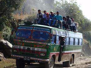 Nepalda avtobus dərəyə yuvarlanıb – Ölənlər var